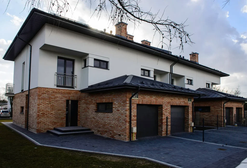 Brama garażowa segmentowa w domu jednorodzinnym – montaż bram Wołomin