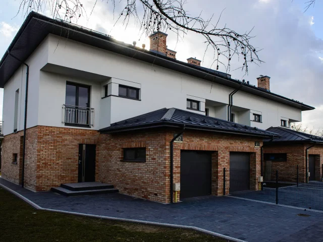 Brama garażowa segmentowa w domu jednorodzinnym – montaż bram Wołomin