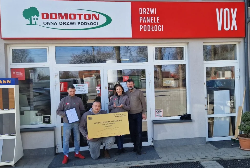 Zespół DOMOTON z nagrodą VOX przed salonem VOX w Wołominie